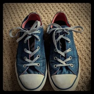 Converse youth tennis shoe